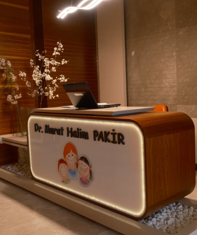 Dr. Murat Halim Pakir kliniğinin danışma masası