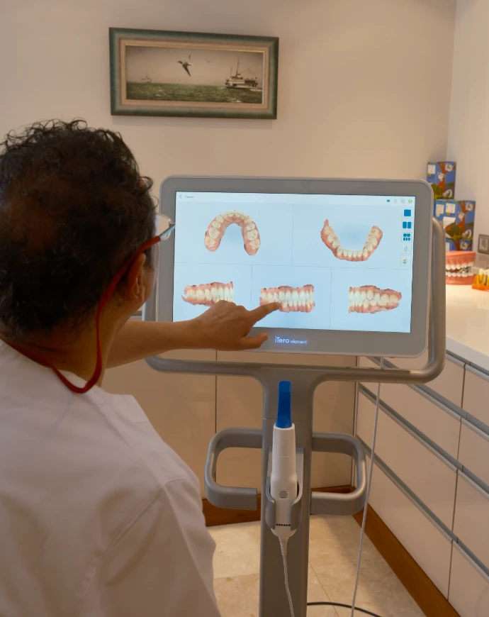 Dr. Murat Halim Pakir dijital diş taraması üzerinde değerlendirme yaparken
