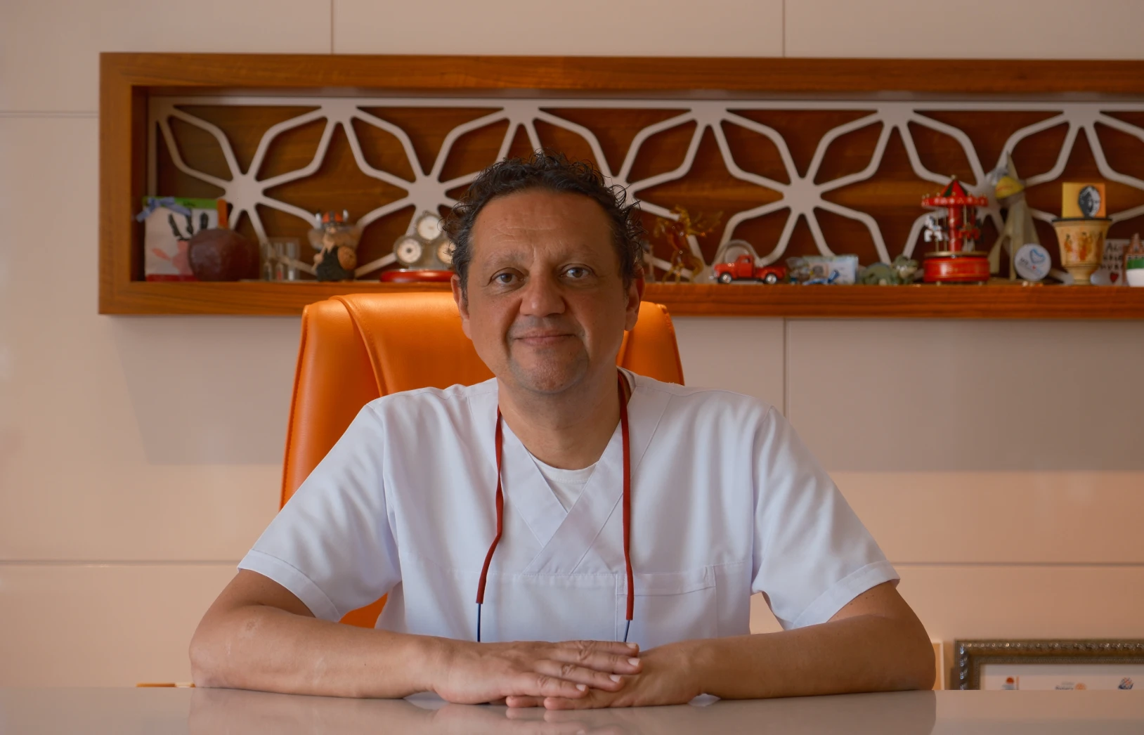 Ortodonti Uzmanı Dr. Murat Halim Pakir, Antalya’daki kliniğinde